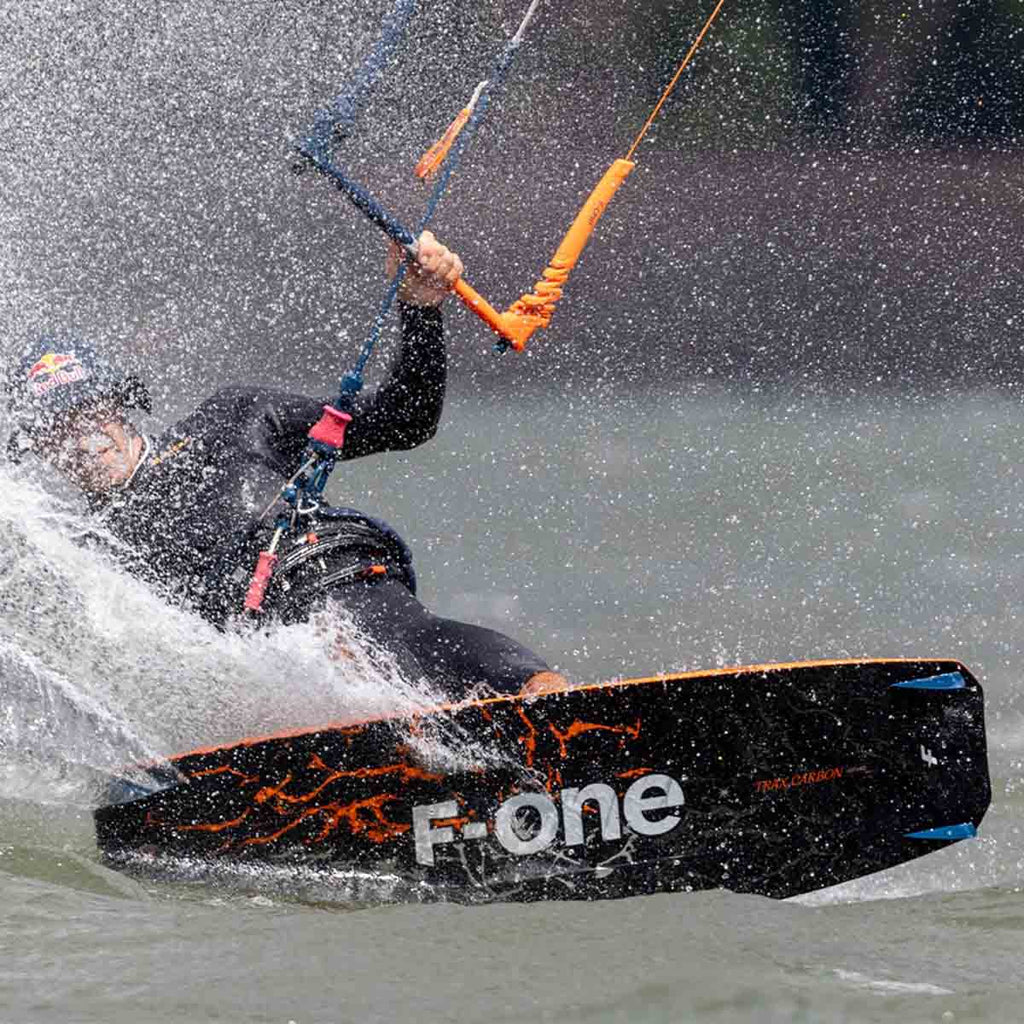 Kitesurfer in Aktion mit dem F-ONE Trax Carbon Kite board