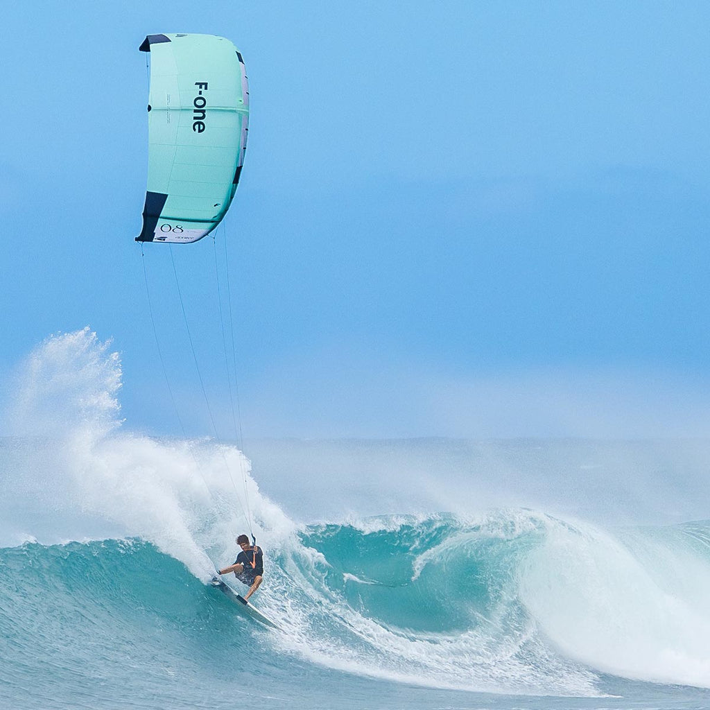 F-ONE Addikt Kite beim surfen in der Welle