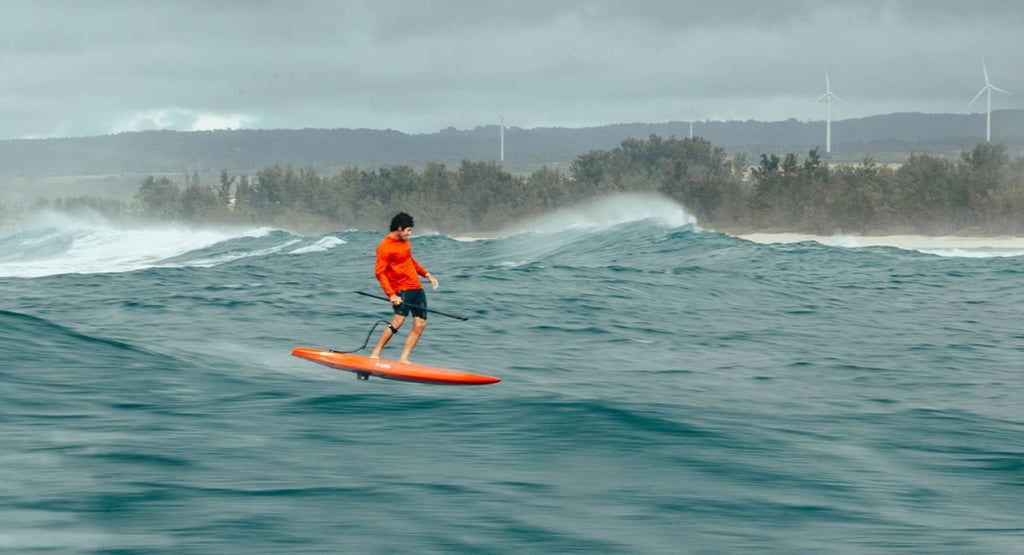 Surfer mit F-ONE Momentum in der Welle