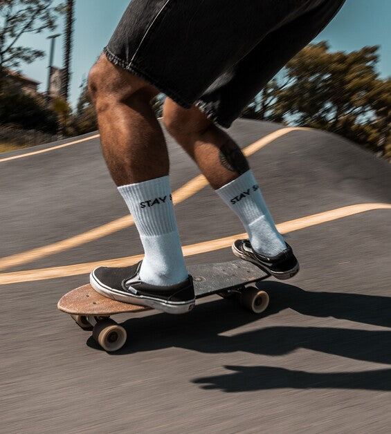 Detailansicht: Mann skated und trägt Manera Socks white in Turnschuhen